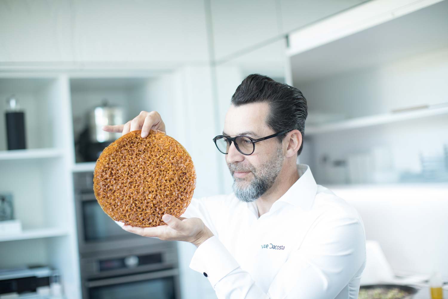 The Socarrat of Llisa Negra is a delicate layer of caramelized, crispy rice, full of ocean flavor and careful technique. Served as a single piece with alioli, it is a tribute to rice, available only on Wednesdays at Quique Dacosta’s restaurant in Valencia.