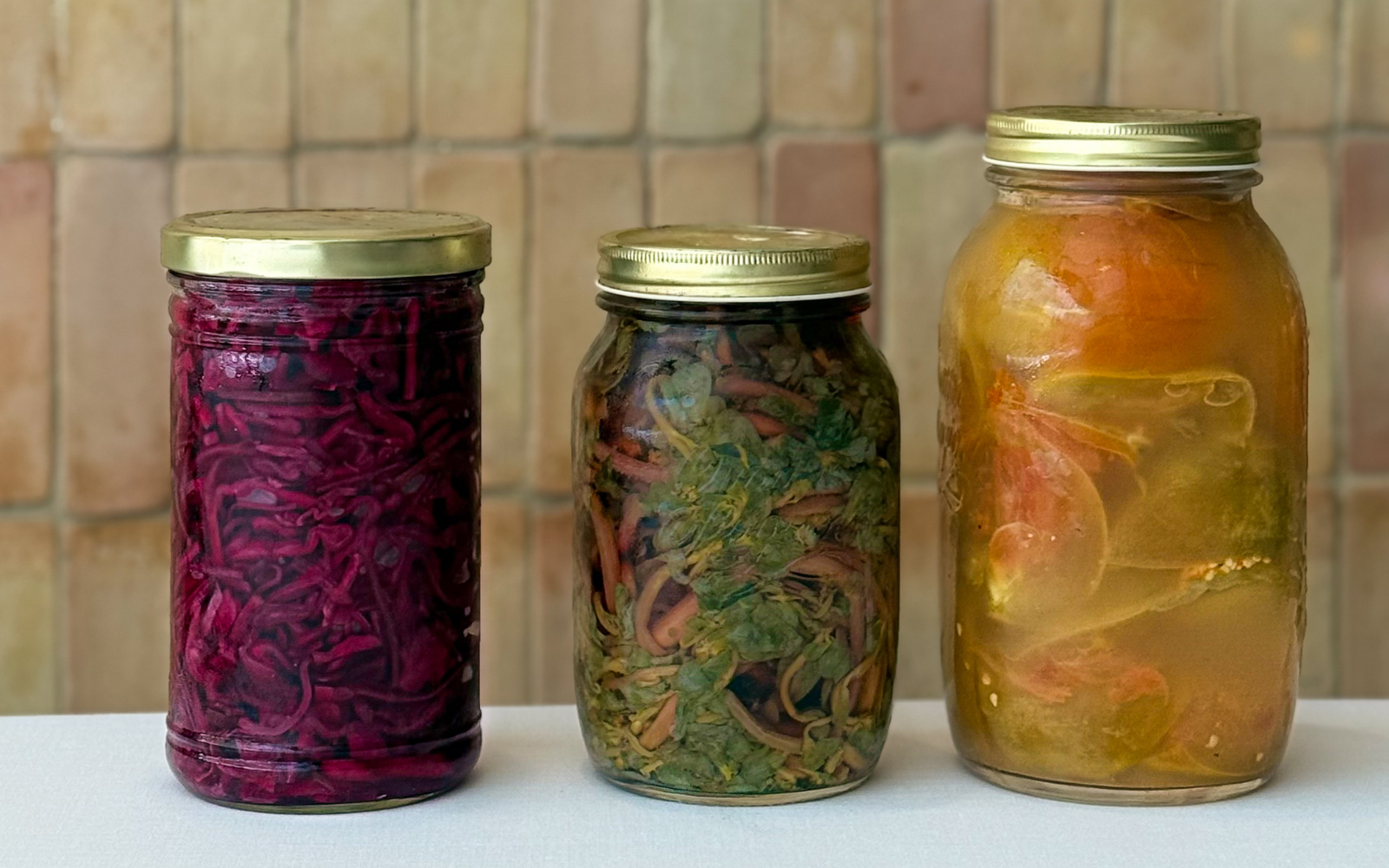 Jarring is a technique that allows us to capture the best of each ingredient at just the right moment. At Llisa Negra, we use it for vegetables, mushrooms, and fish—respecting their essence and carefully managing every step of the process. Tradition, safety, and flavor in every jar.