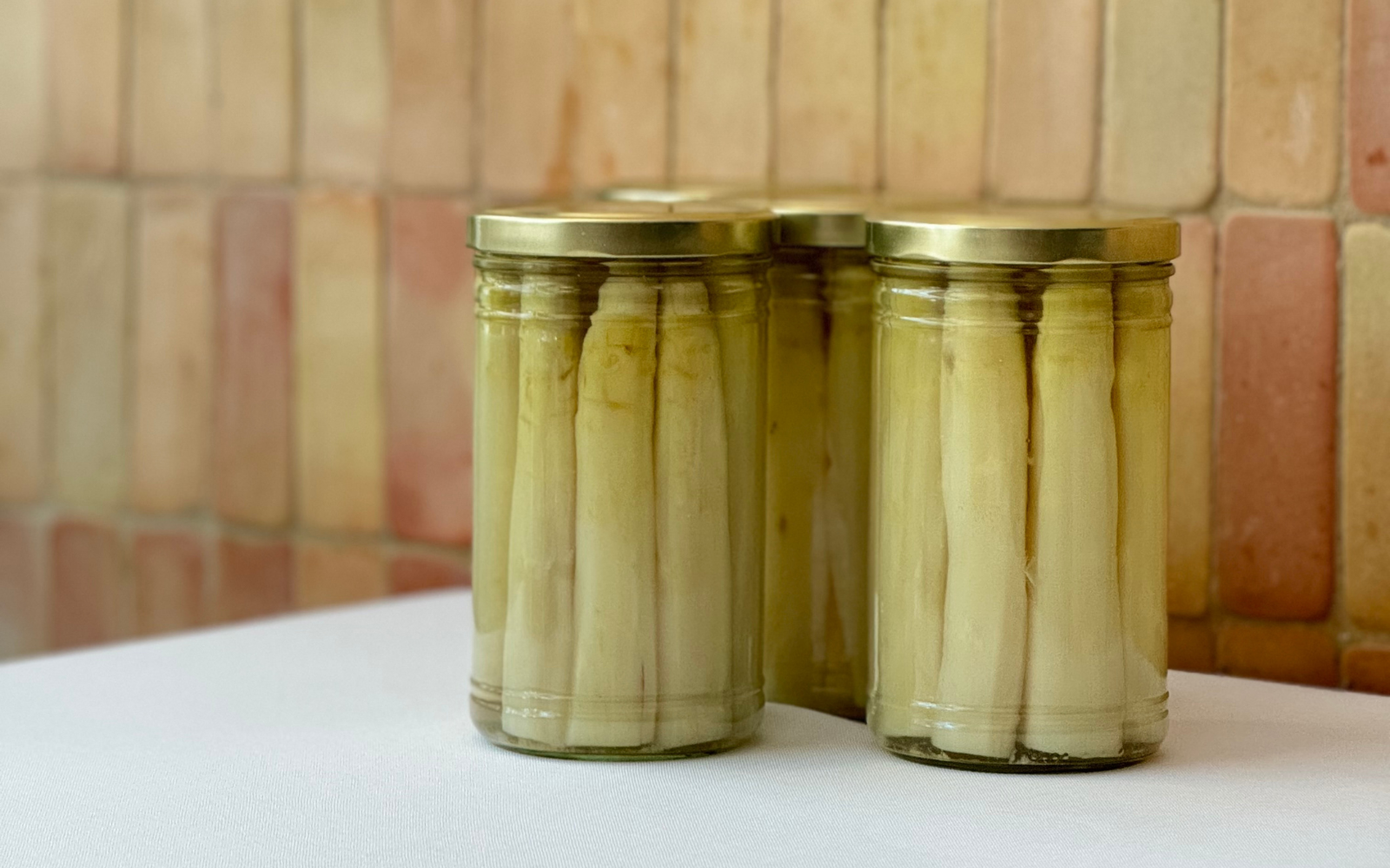 At Llisa Negra, jarring is a way of preserving not just ingredients, but also memory and a sense of place. A kitchen that looks ahead to winter by storing the best of the land in glass—with care and technique.